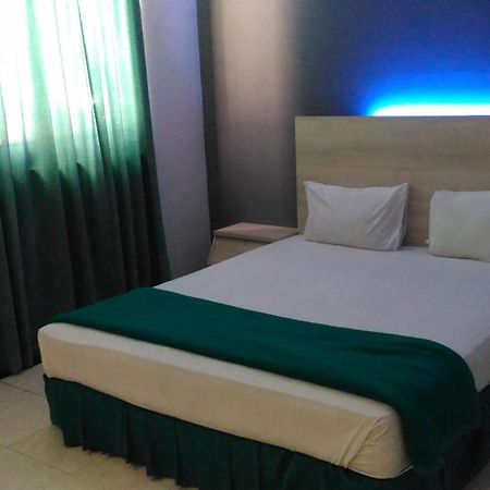 Hotel Kharisma Madiun Extérieur photo