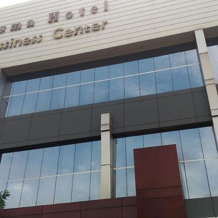 Hotel Kharisma Madiun Extérieur photo