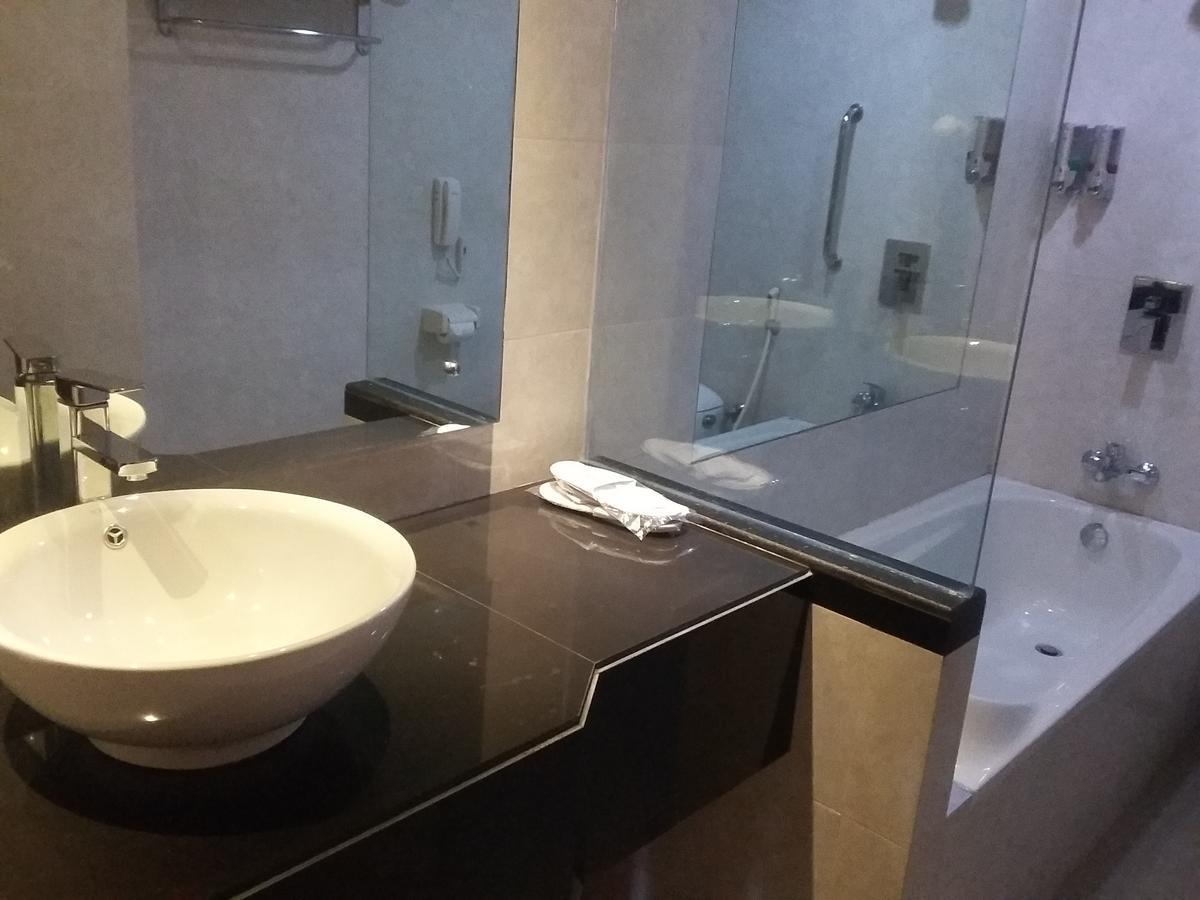 Hotel Kharisma Madiun Extérieur photo