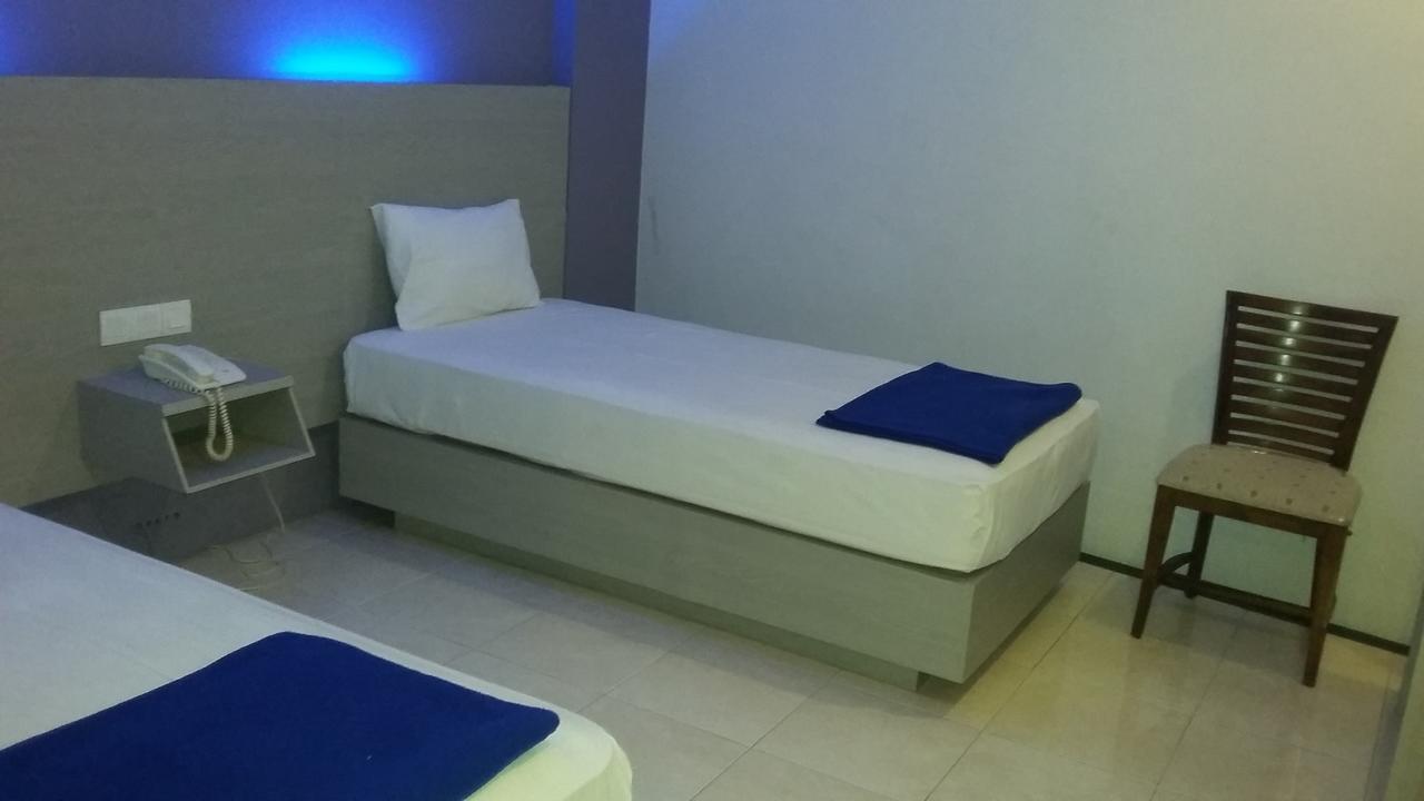 Hotel Kharisma Madiun Extérieur photo