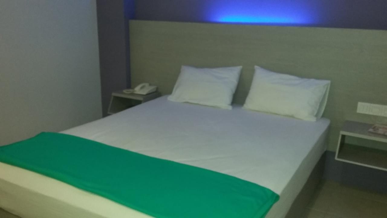 Hotel Kharisma Madiun Extérieur photo