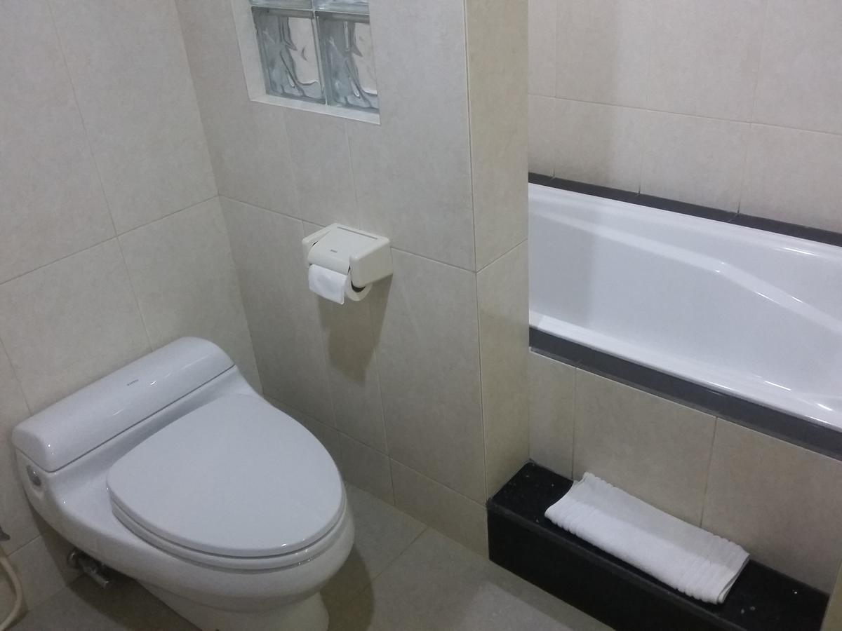 Hotel Kharisma Madiun Extérieur photo