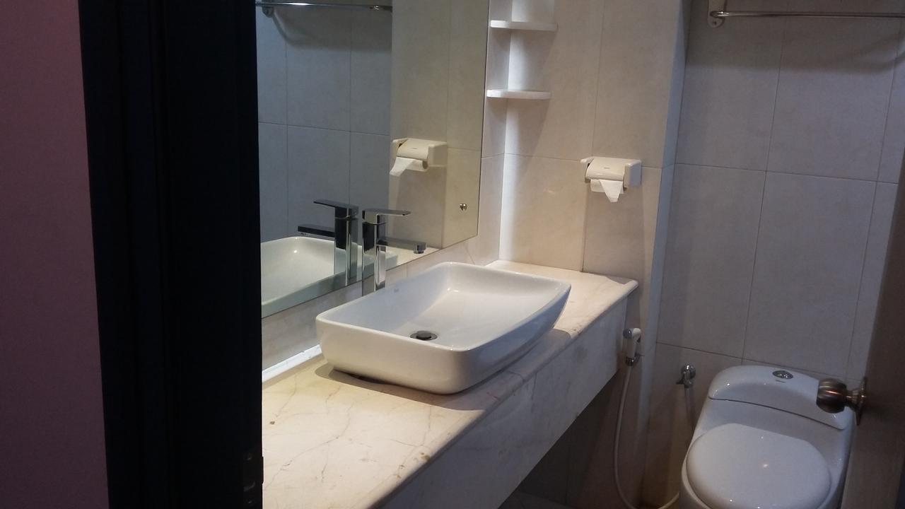 Hotel Kharisma Madiun Extérieur photo