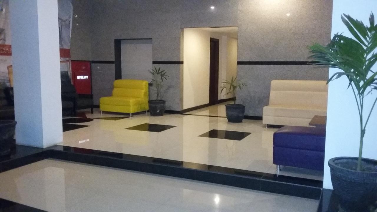 Hotel Kharisma Madiun Extérieur photo