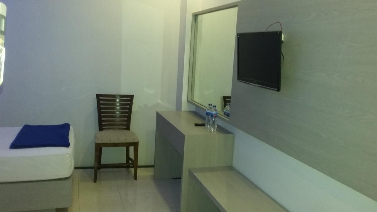 Hotel Kharisma Madiun Extérieur photo