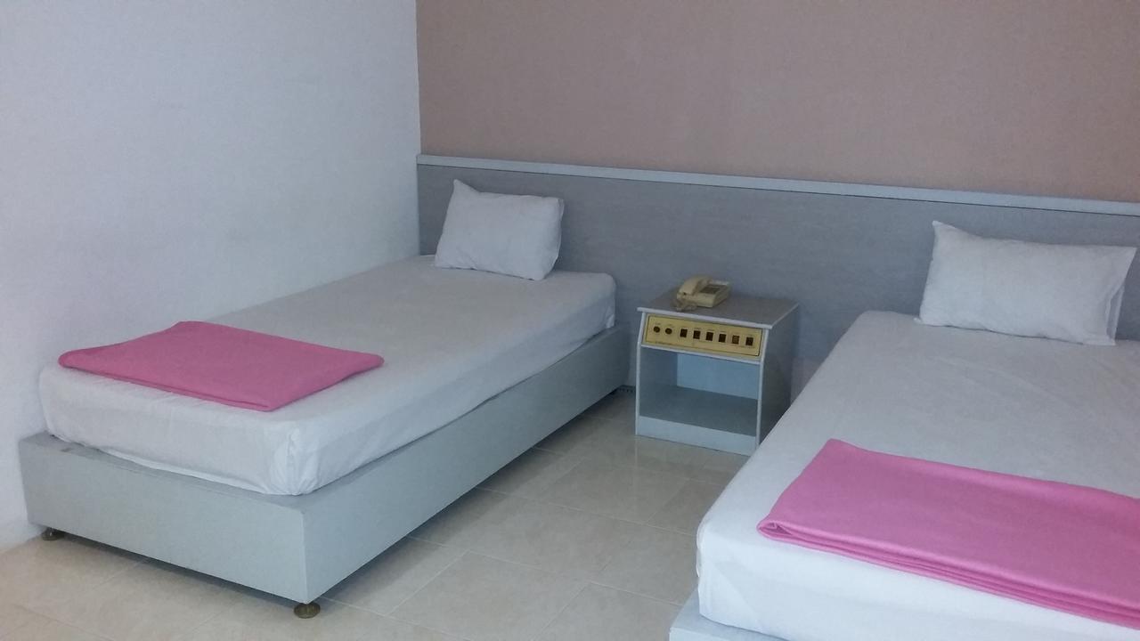 Hotel Kharisma Madiun Extérieur photo