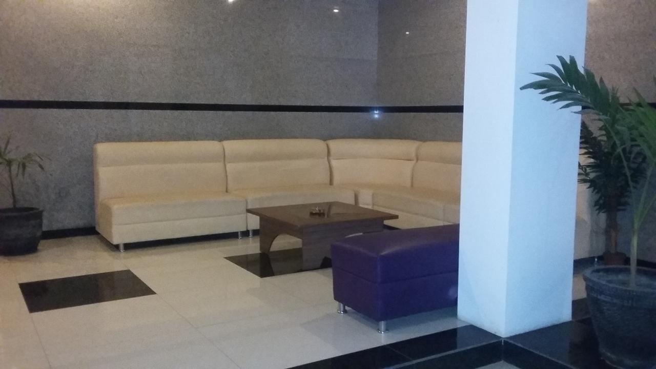 Hotel Kharisma Madiun Extérieur photo