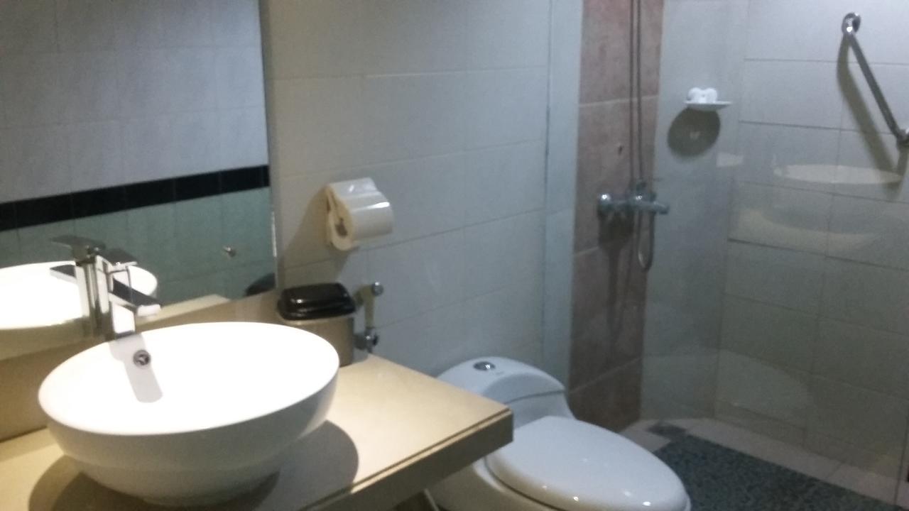 Hotel Kharisma Madiun Extérieur photo