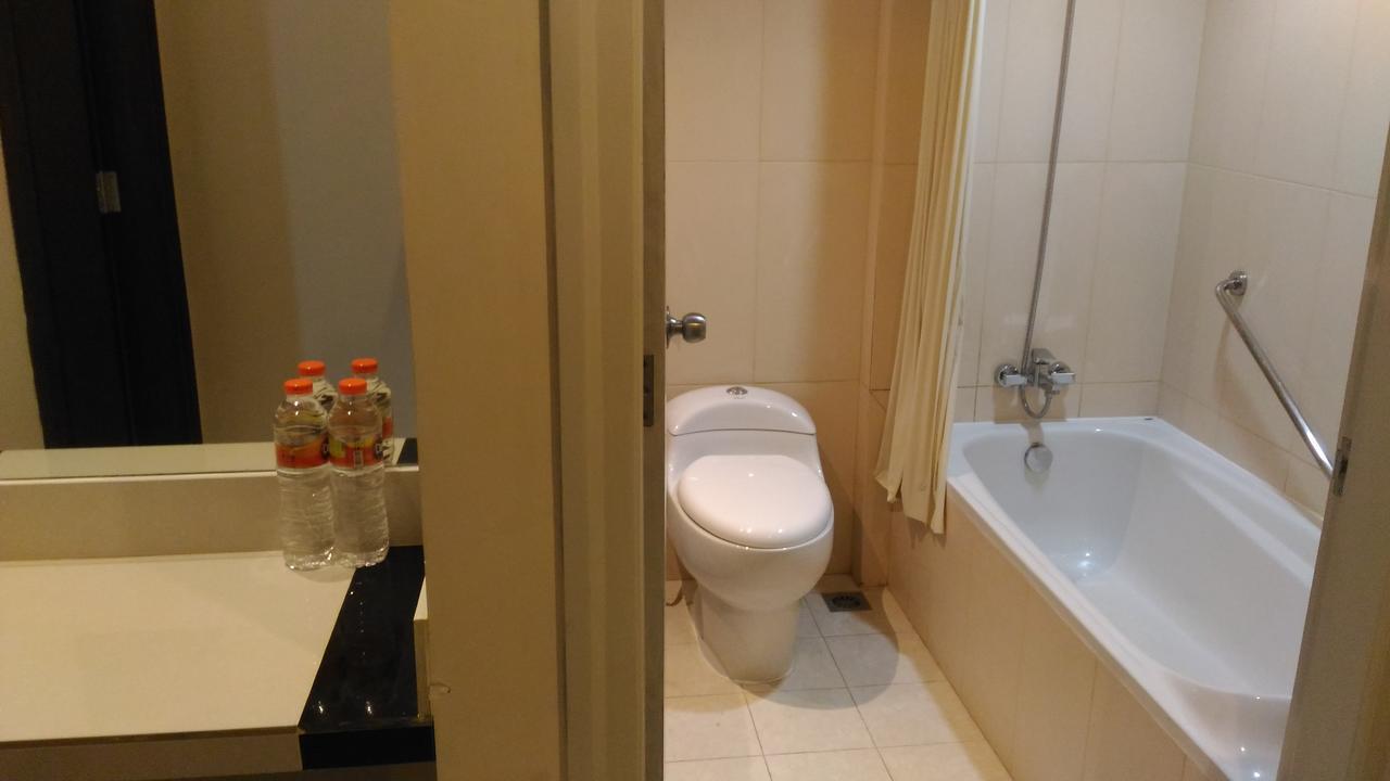 Hotel Kharisma Madiun Extérieur photo