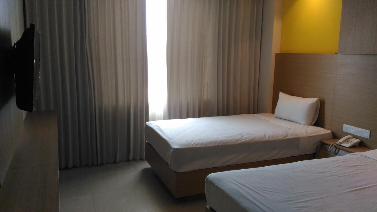 Hotel Kharisma Madiun Extérieur photo