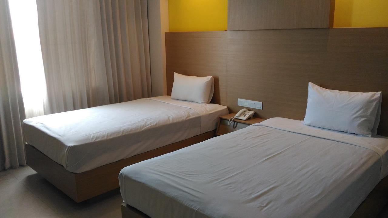 Hotel Kharisma Madiun Extérieur photo
