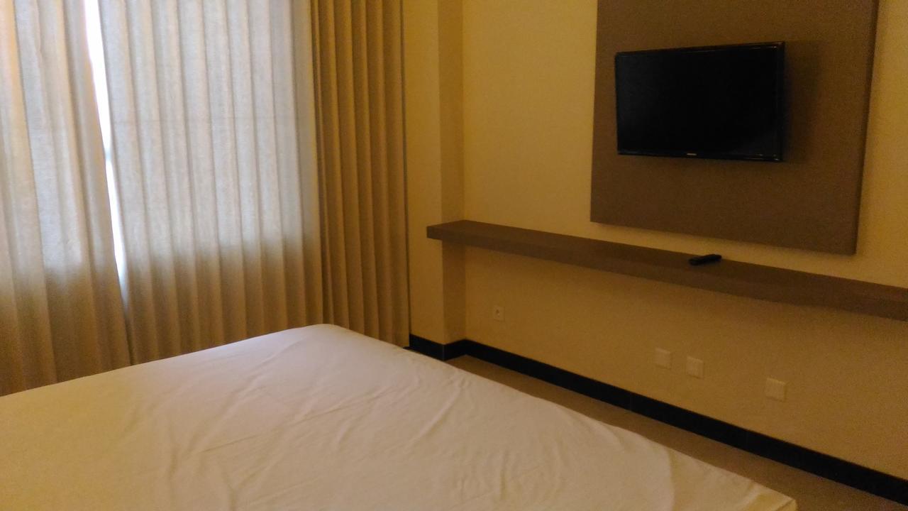Hotel Kharisma Madiun Extérieur photo