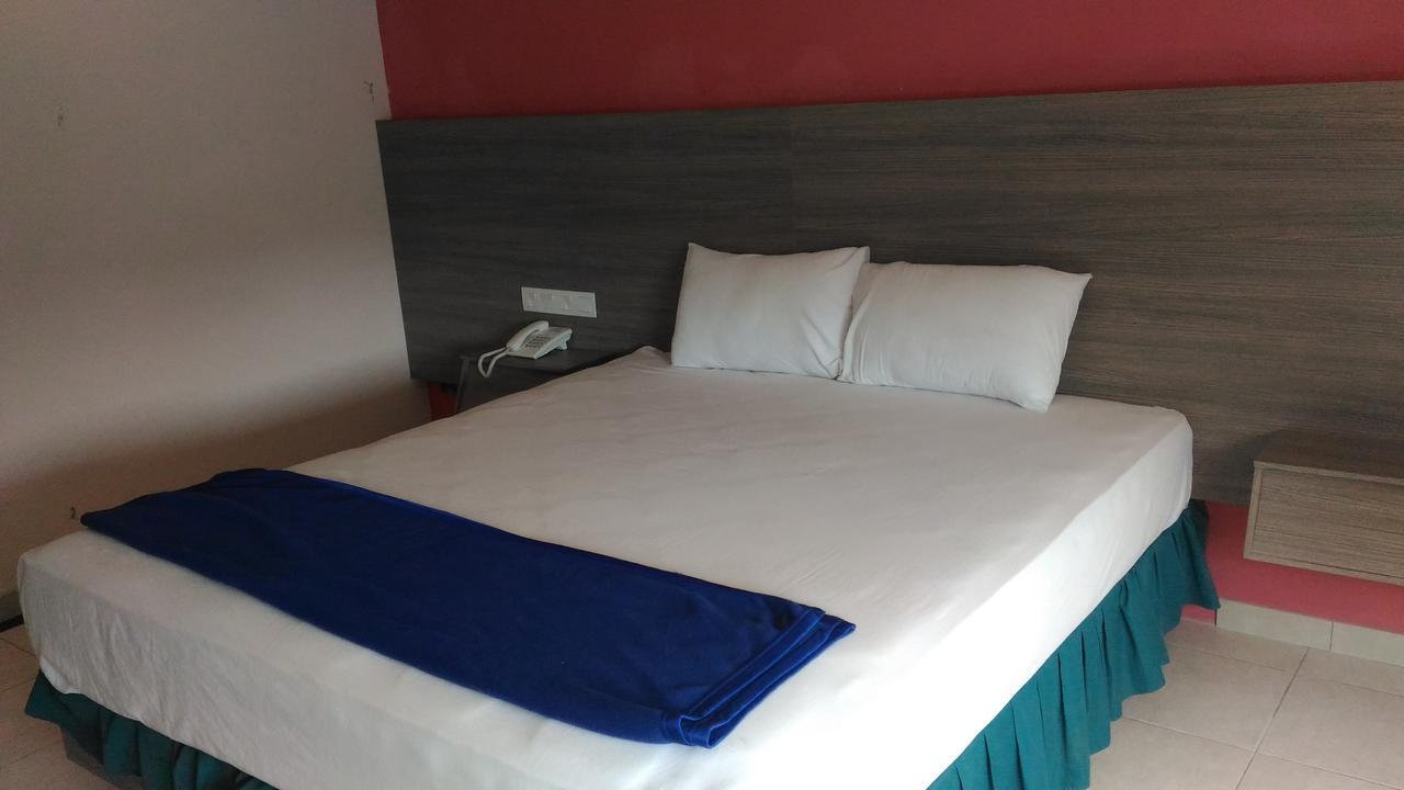 Hotel Kharisma Madiun Extérieur photo