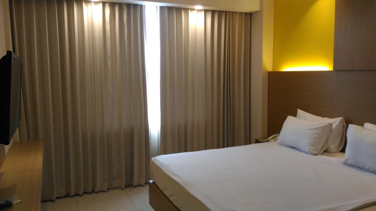 Hotel Kharisma Madiun Extérieur photo