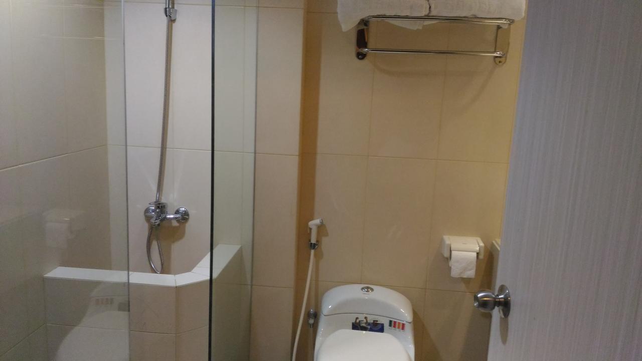 Hotel Kharisma Madiun Extérieur photo