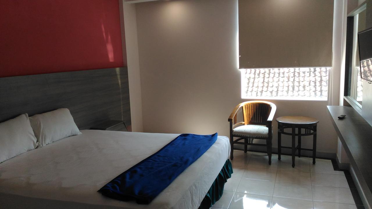 Hotel Kharisma Madiun Extérieur photo