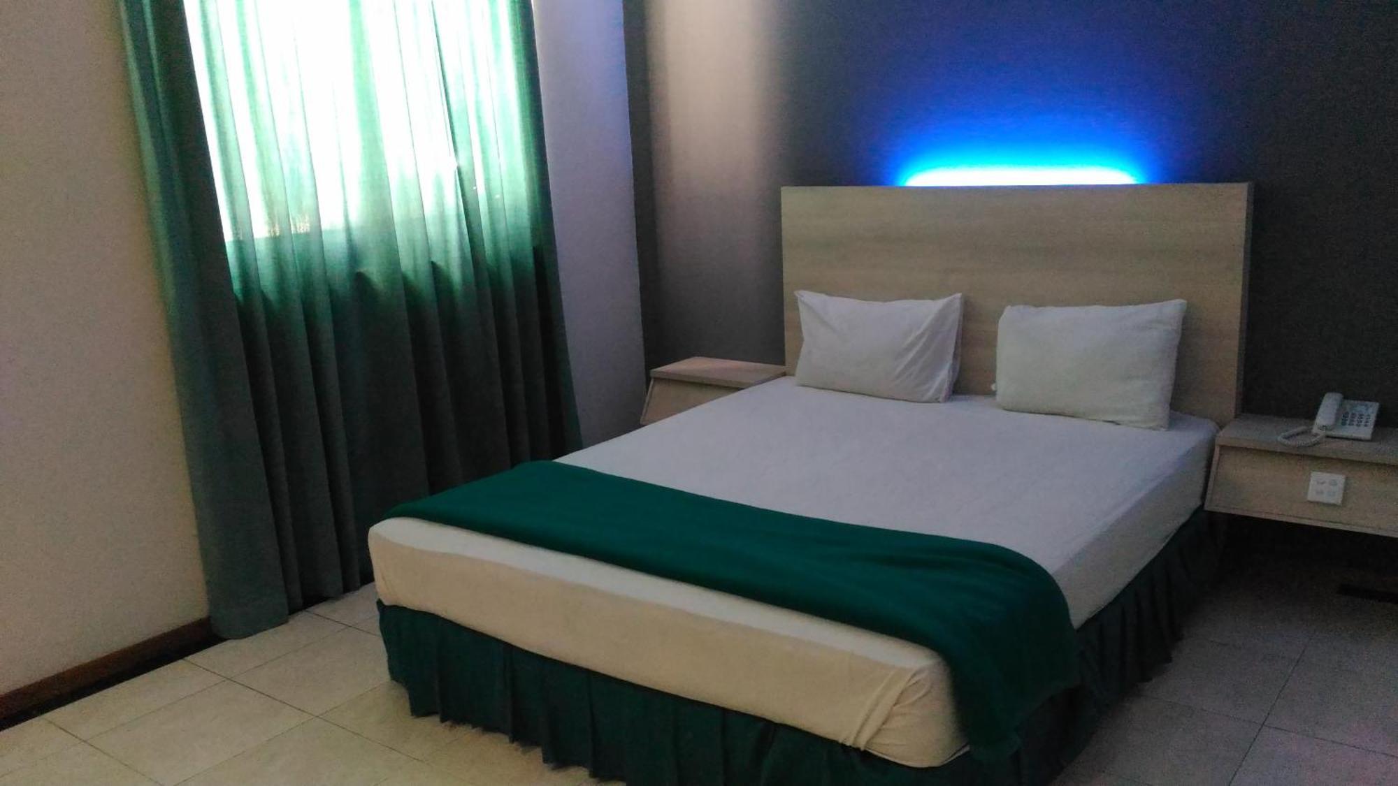 Hotel Kharisma Madiun Extérieur photo