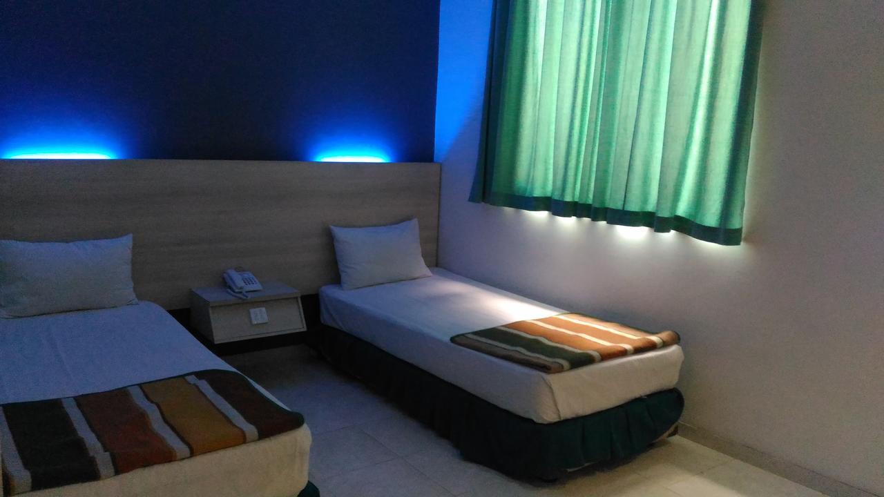 Hotel Kharisma Madiun Extérieur photo