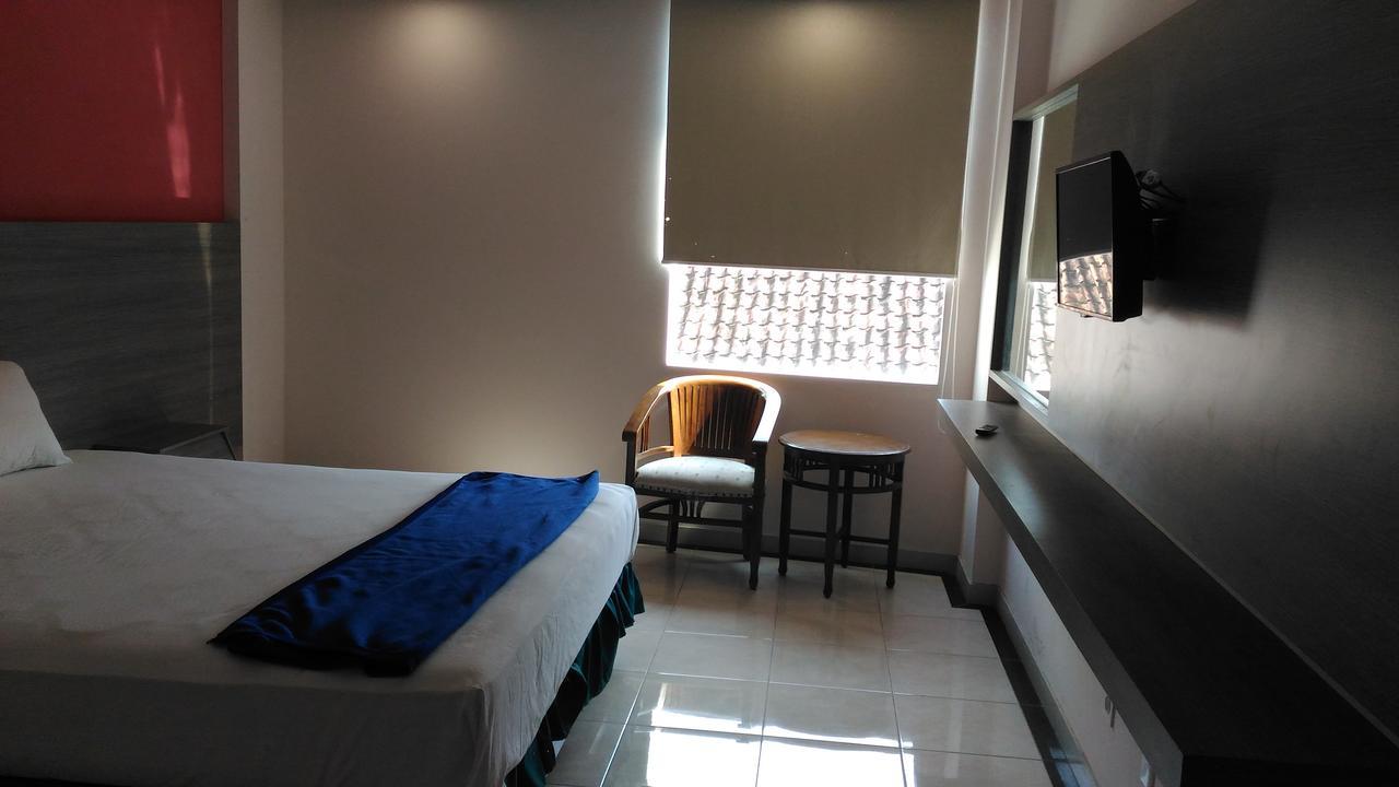 Hotel Kharisma Madiun Extérieur photo