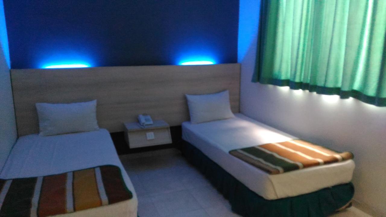 Hotel Kharisma Madiun Extérieur photo