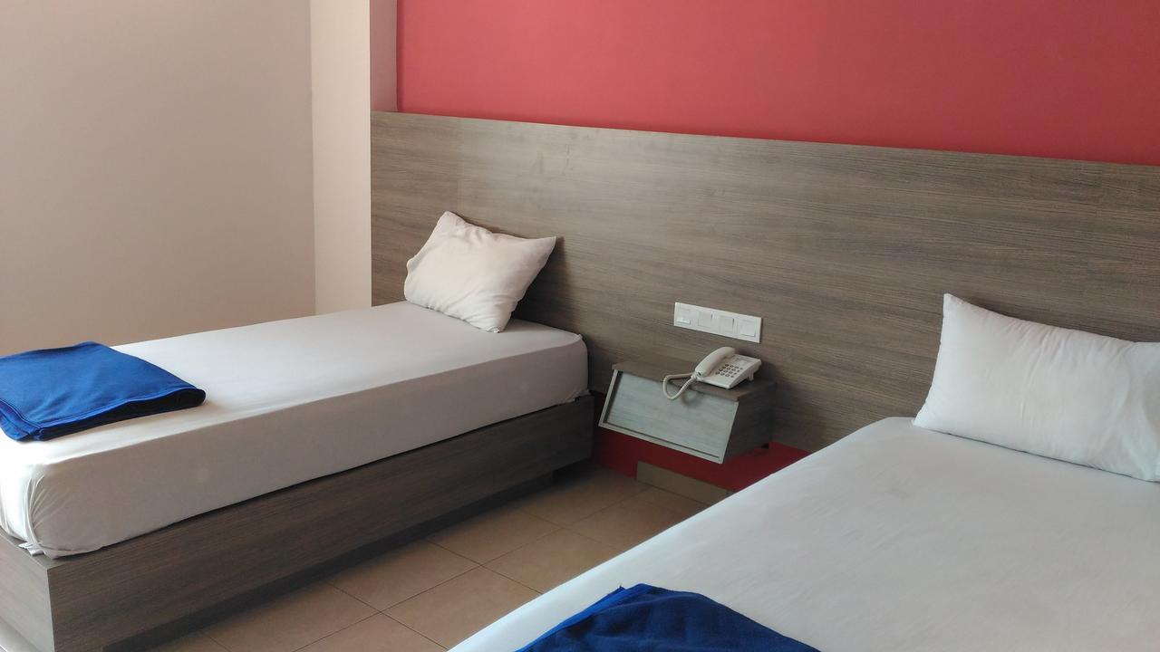 Hotel Kharisma Madiun Extérieur photo