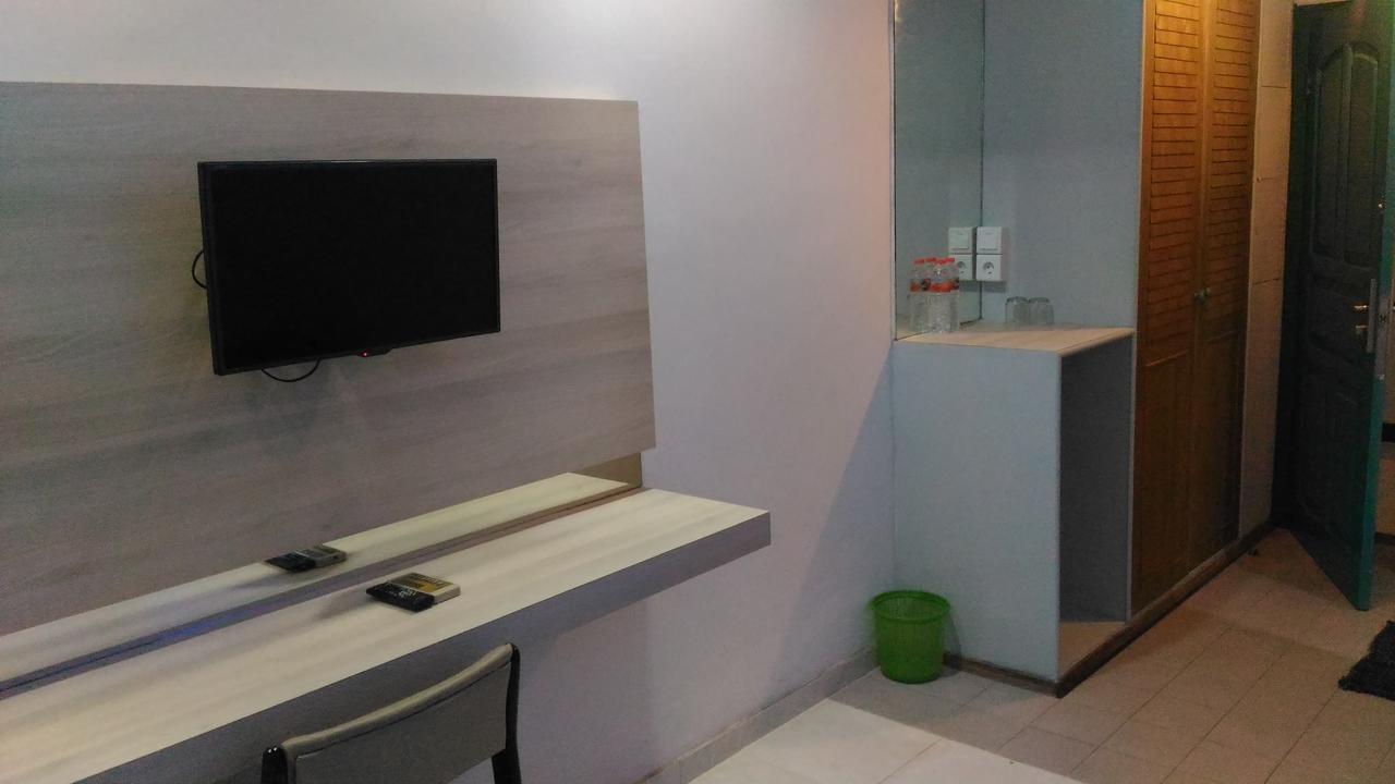 Hotel Kharisma Madiun Extérieur photo