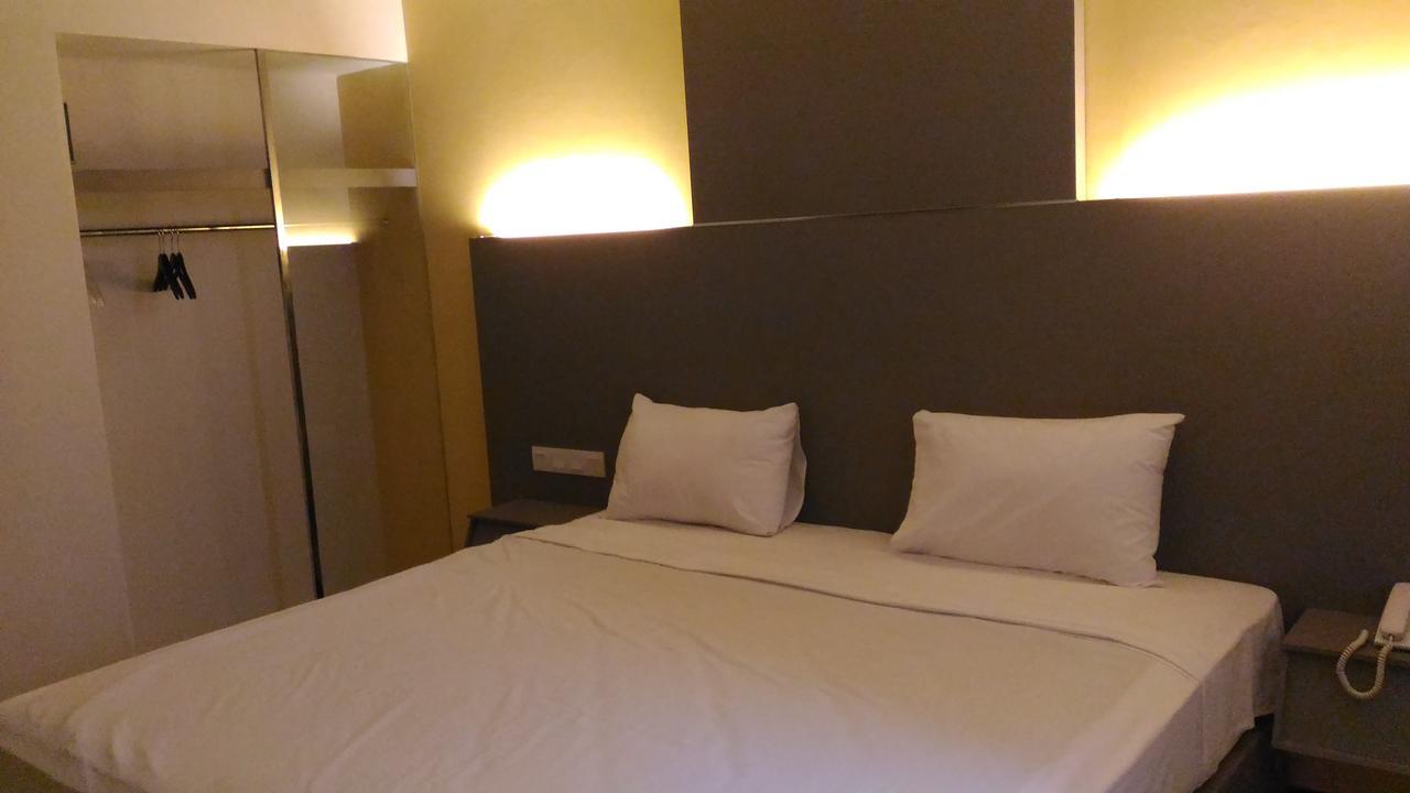 Hotel Kharisma Madiun Extérieur photo