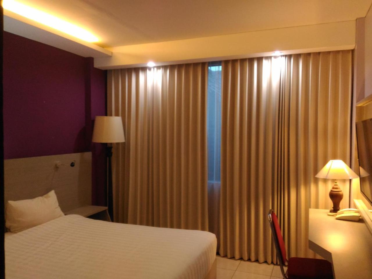 Hotel Kharisma Madiun Extérieur photo