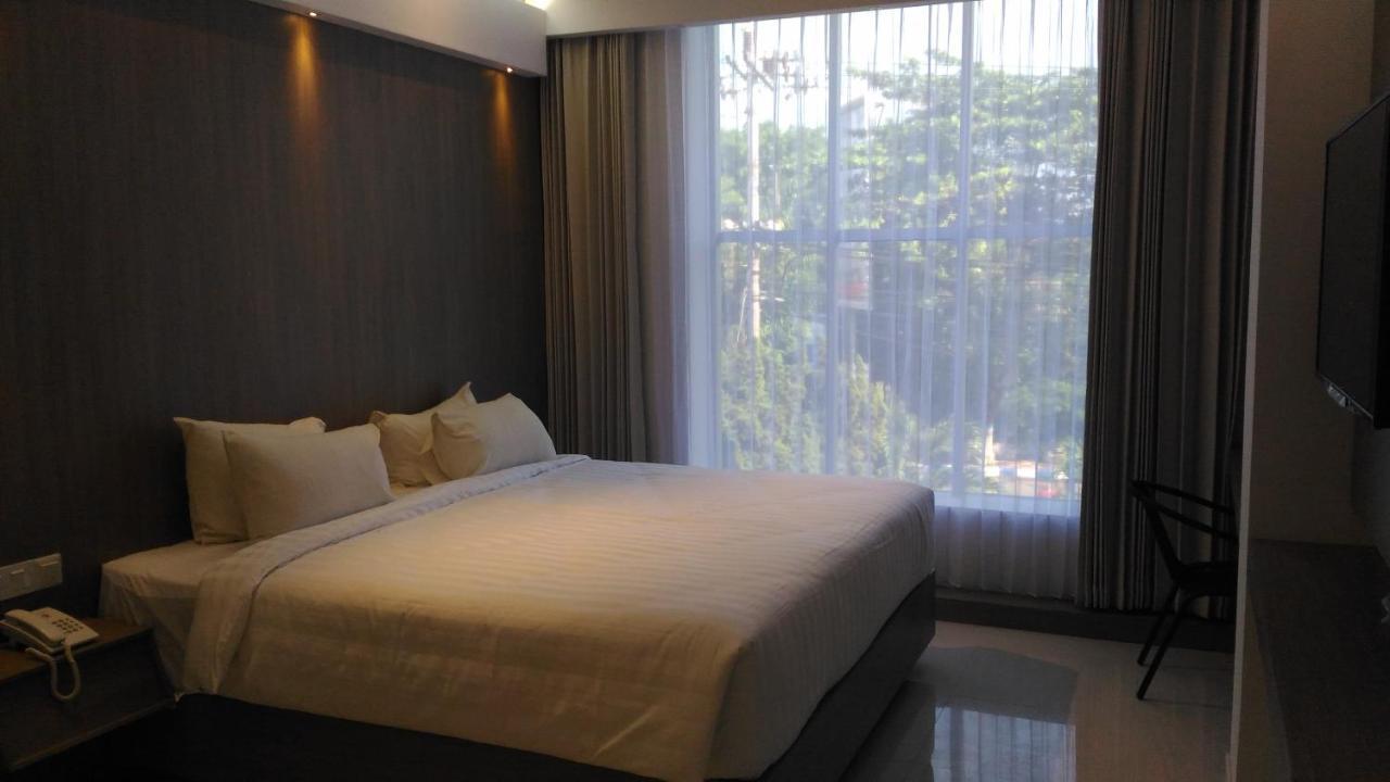 Hotel Kharisma Madiun Extérieur photo