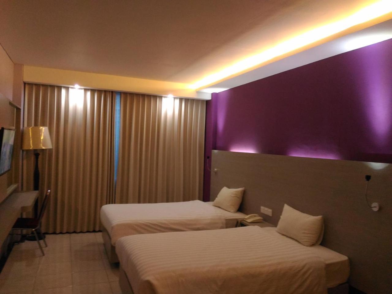 Hotel Kharisma Madiun Extérieur photo