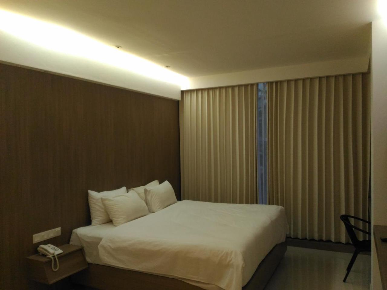 Hotel Kharisma Madiun Extérieur photo