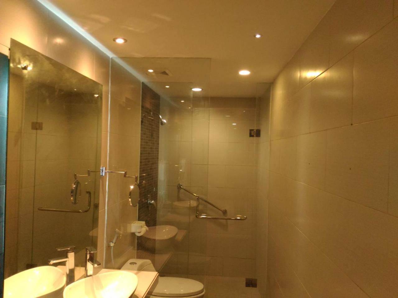 Hotel Kharisma Madiun Extérieur photo