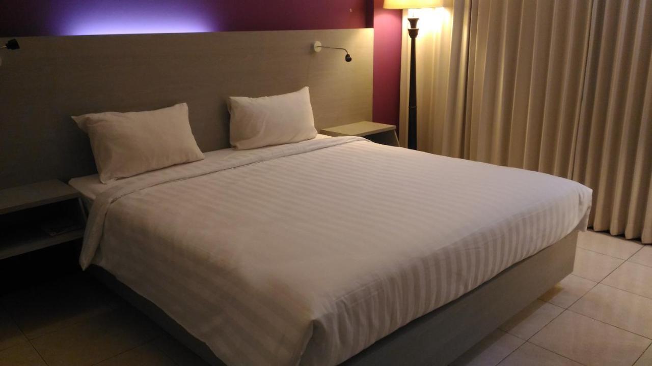 Hotel Kharisma Madiun Extérieur photo