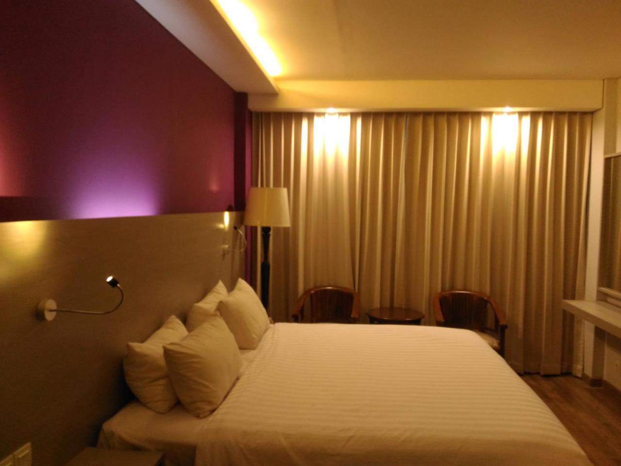 Hotel Kharisma Madiun Extérieur photo