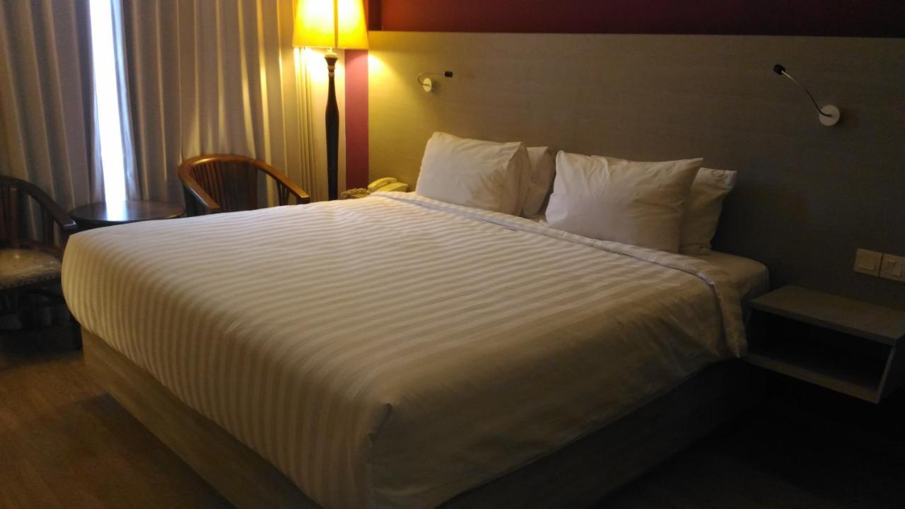 Hotel Kharisma Madiun Extérieur photo