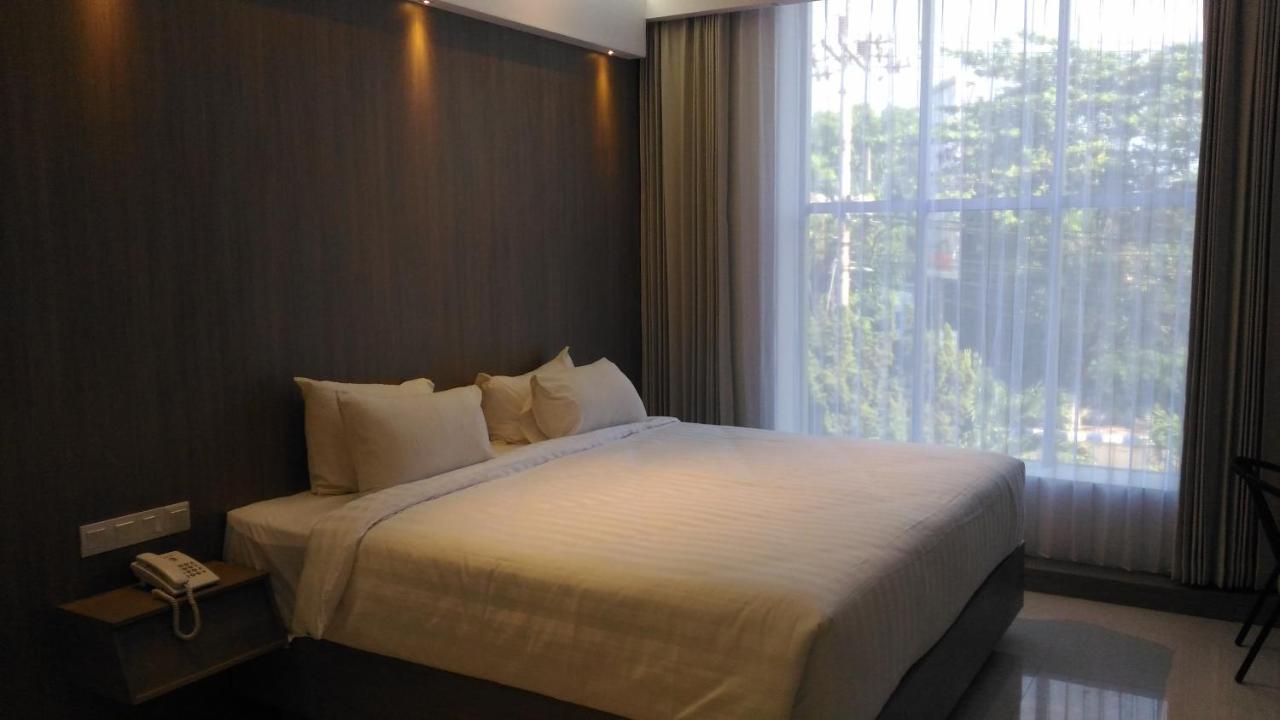 Hotel Kharisma Madiun Extérieur photo